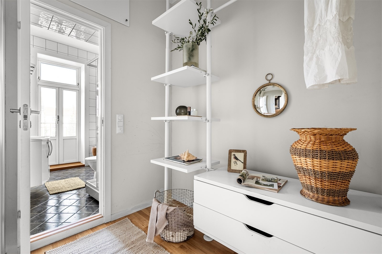 Mellomgang til baderom med plass til ekstra garderobeskap for oppbevaring. Galleribilde