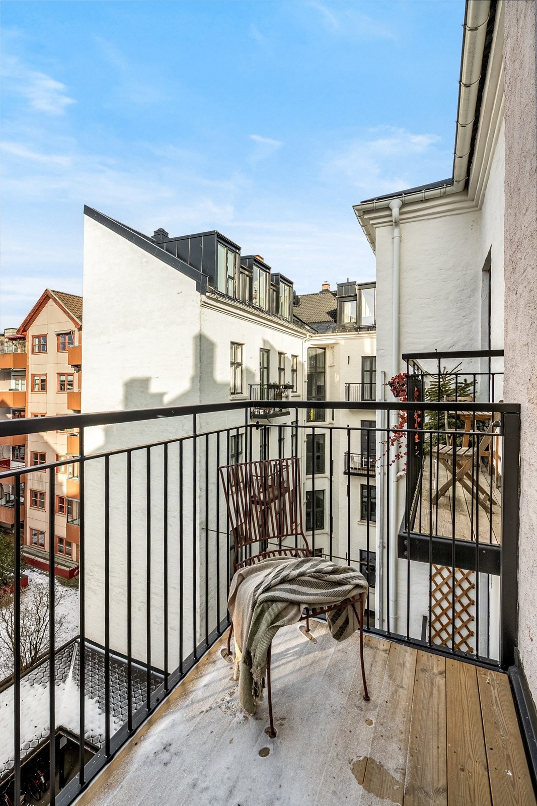 Fra badet er det videre adkomst til en balkong på 3 kvm. Galleribilde