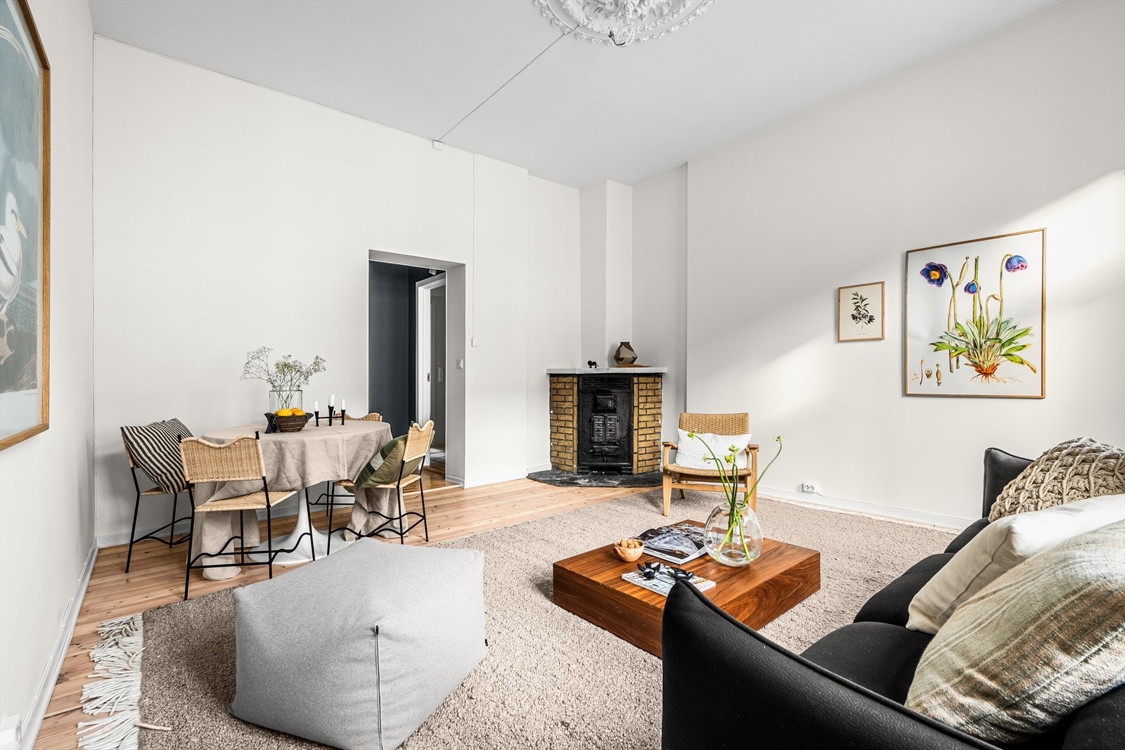 I stuen er det etablert en eldre vedkamin, det gjøres oppmerksom på det bør foretas nærmere undersøkelser av kaminen og pipen før denne tas i bruk. Galleribilde