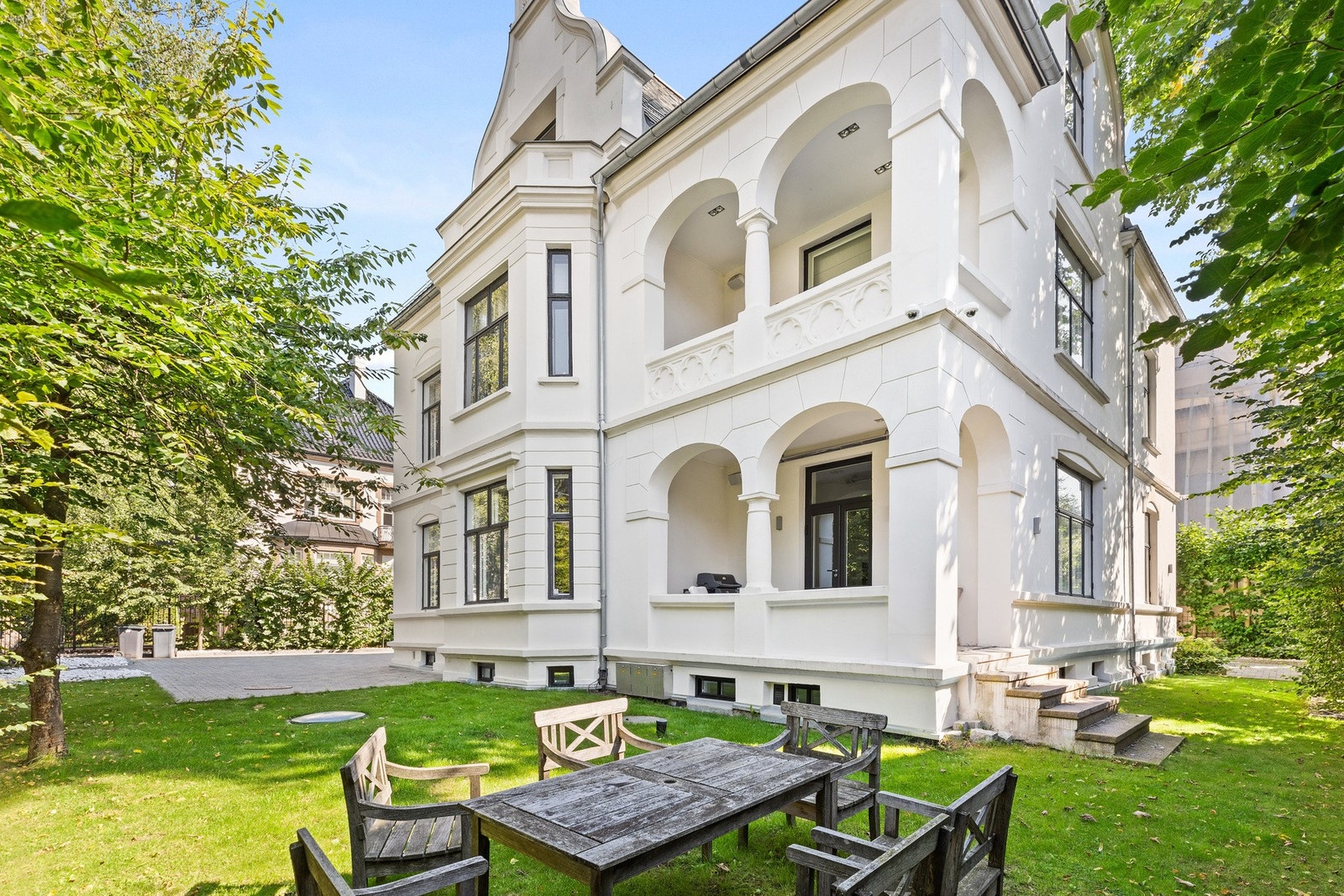 Sameiet Tidemands Gate 7 består av 3 boligseksjoner - Gården er godt vedlikeholdt, med blant annet ny drenering rundt bygget og nytt tak i 2015 Galleribilde