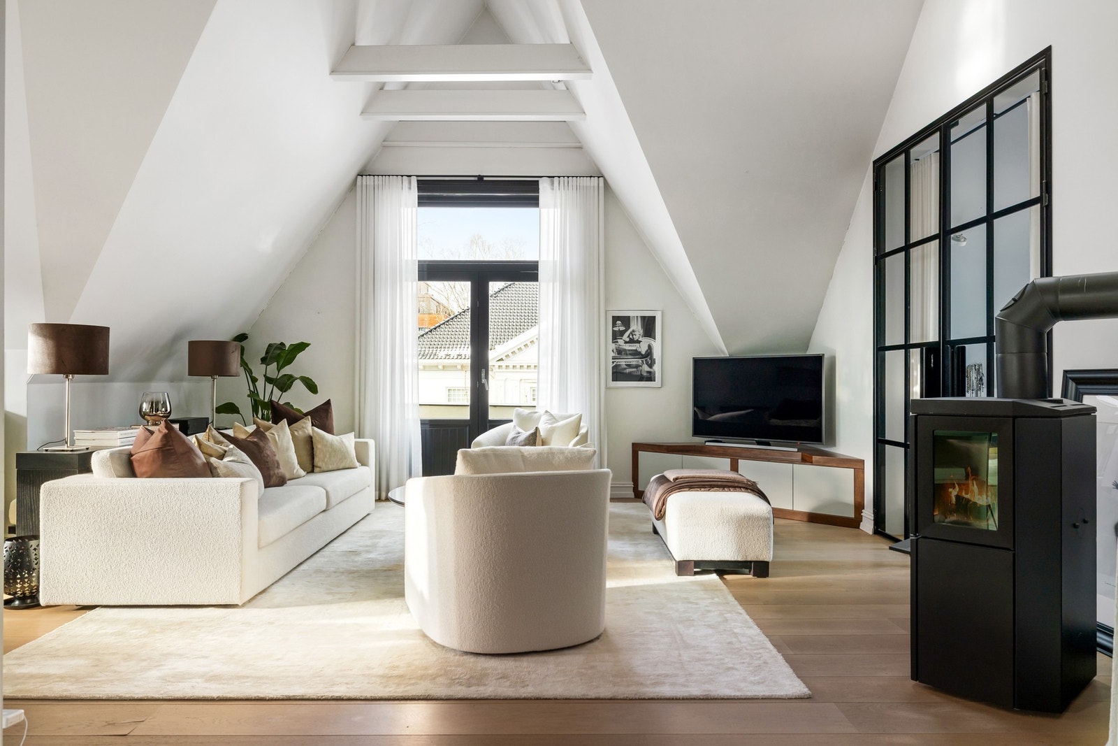 Velkommen til Tidemands gate 7 - En eksklusiv toppleilighet i ærverdig byvilla fra 1898 på Frogner Galleribilde