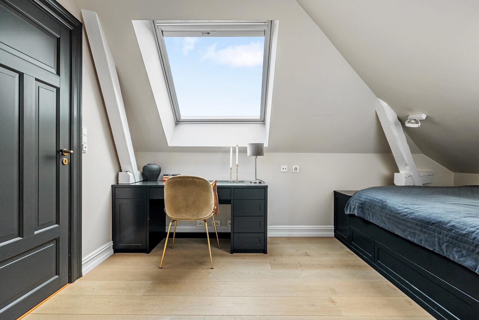 Soverommet herfra har god størrelse og er utstyrt med en plassbygget dobbeltseng og skrivebord Galleribilde