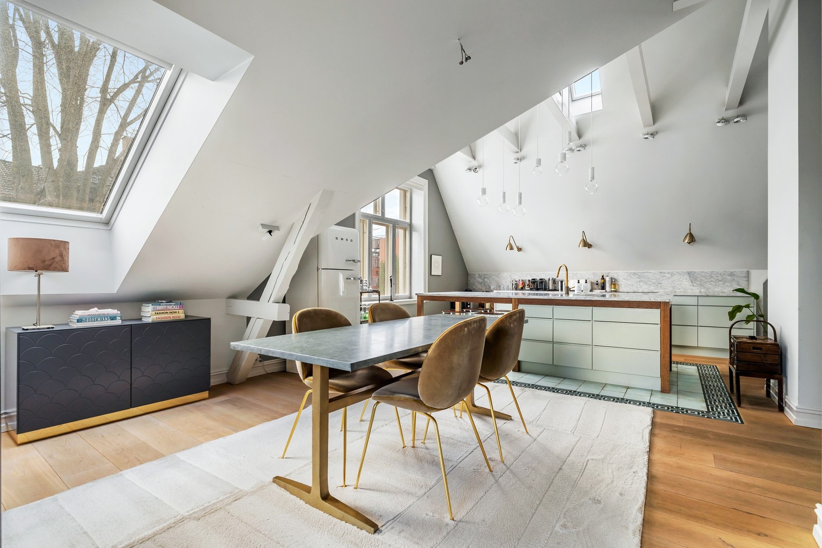 Kjøkkenet har rikelig med oppbevarings- og benkeplass, samt en kjøkkenøy som gir ekstra spillerom Galleribilde