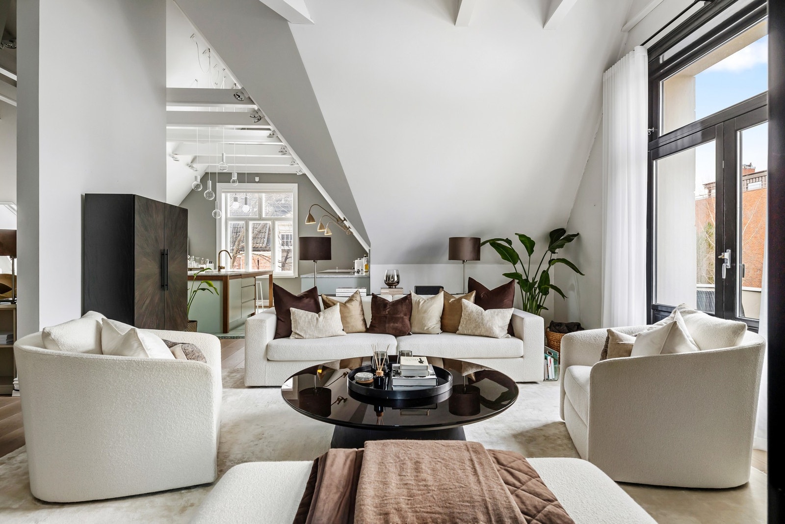 Leiligheten har en stor stue som ligger i delvis åpen løsning med kjøkkenet Galleribilde