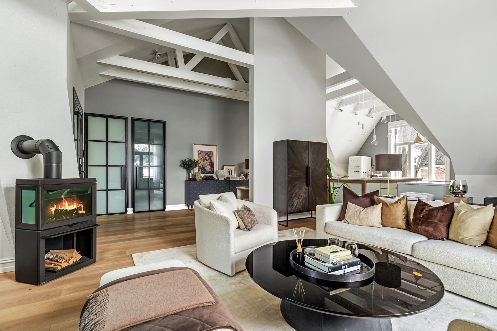 Et lyst og luftig allrom med god takhøyde og store vindusflater fra flere sider som slipper inn rikelig med naturlig lys Galleribilde