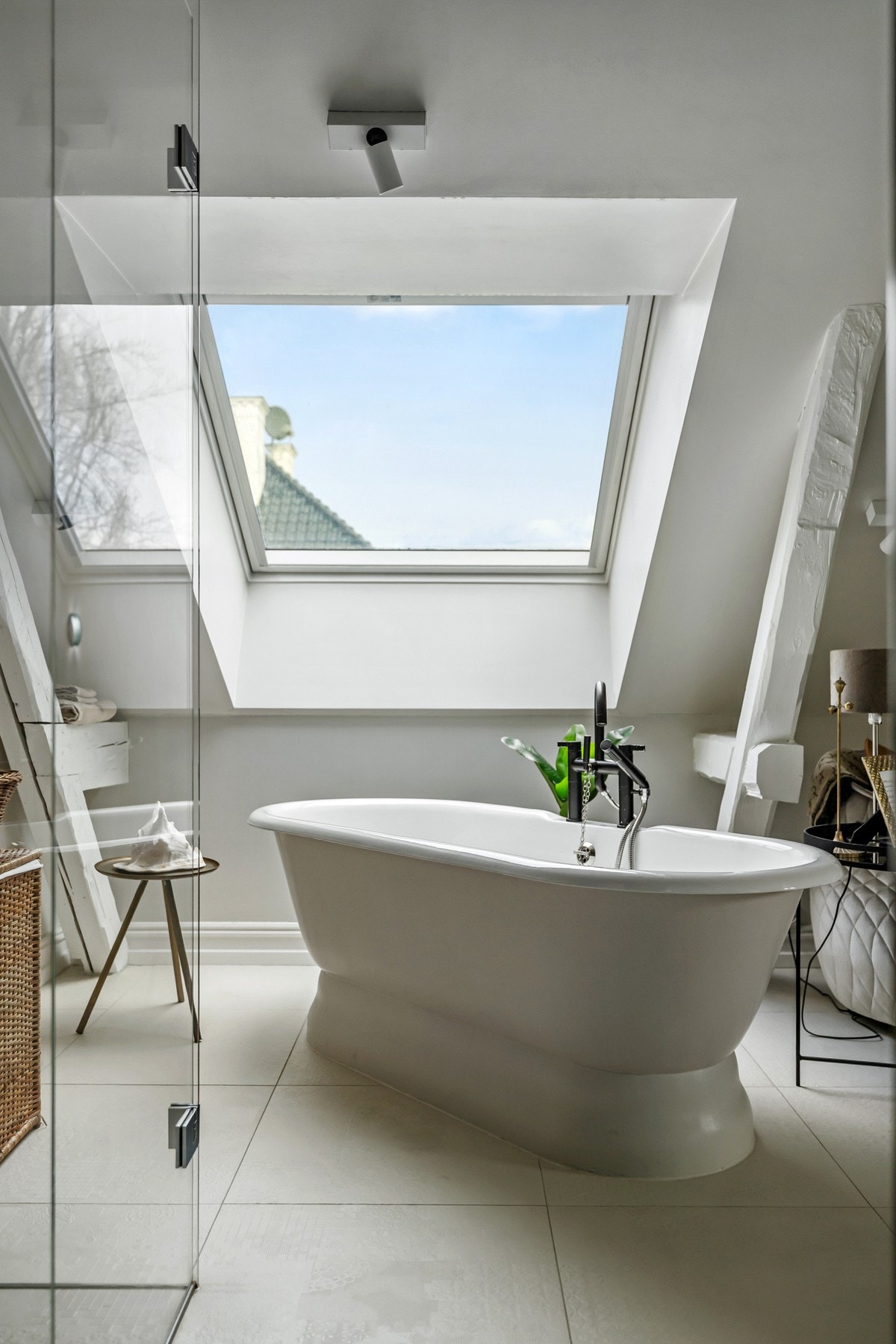 Videre er det også badekar for ekstra velvære Galleribilde