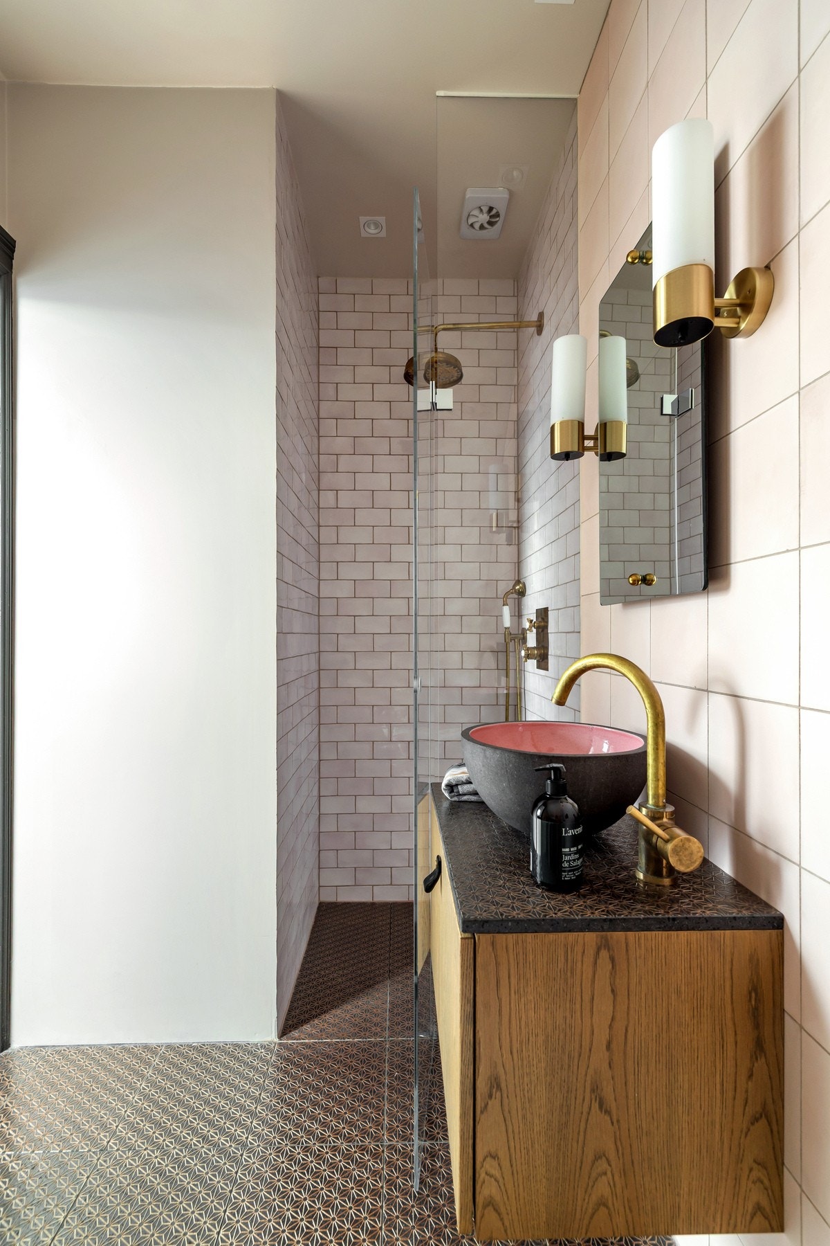 Dusjhjørnet har både regnfalls og håndholdt dusj Galleribilde