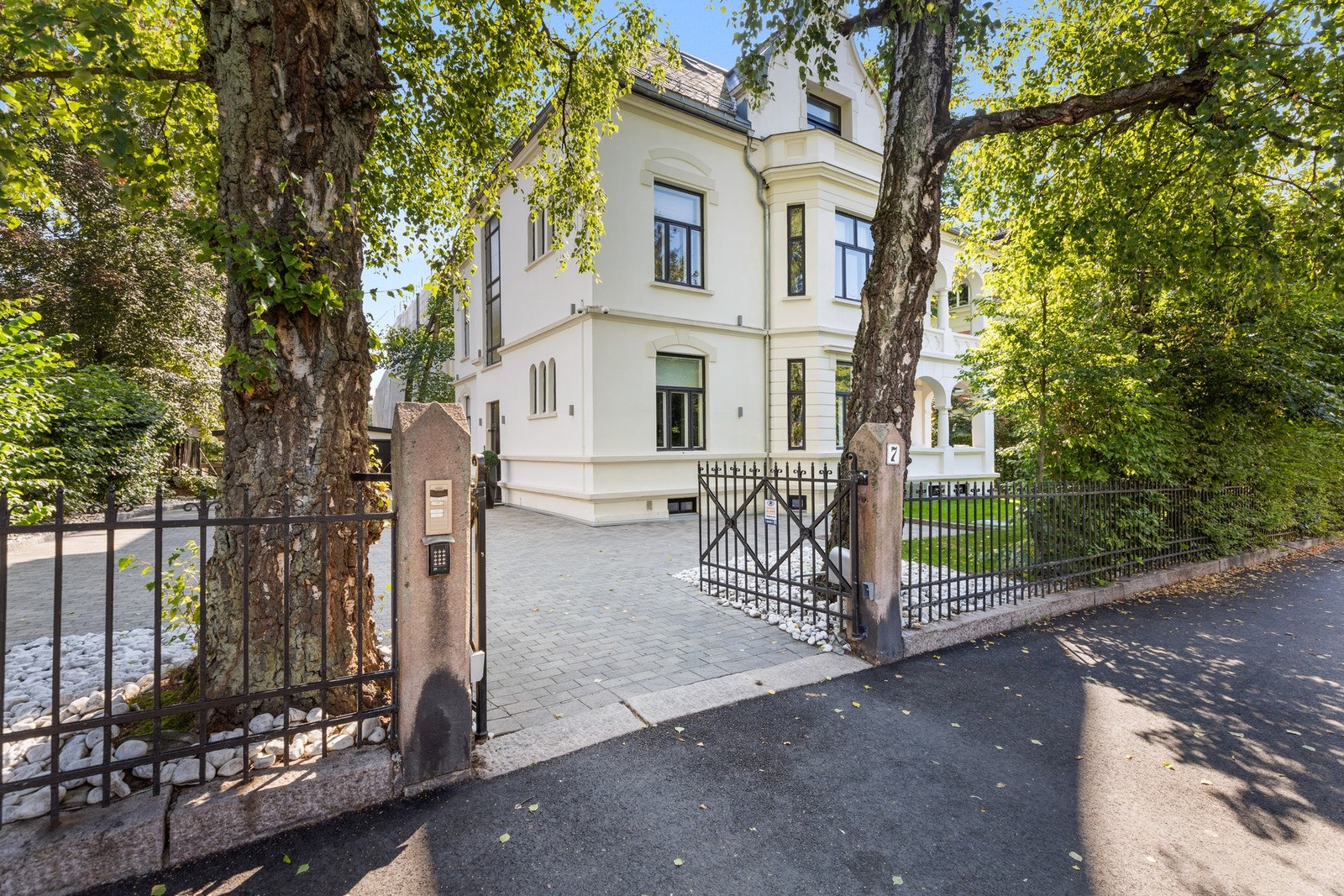 Snr. 3 disponerer eksklusivt 2 utomhus oppstillingsplasser Galleribilde