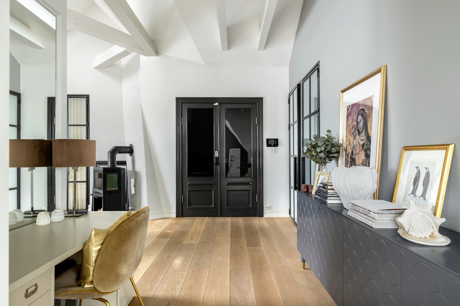 Leiligheten ligger i 3. etasje og har adkomst via et representativt trappeløp - Entréen har en dobbelfløyet dør med elektronisk dørlås Galleribilde