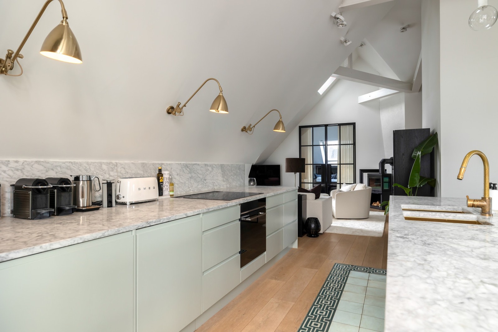 Integrerte hvitevarer består av oppvaskmaskin, platetopp og stekeovn som medfølger i handelen Galleribilde