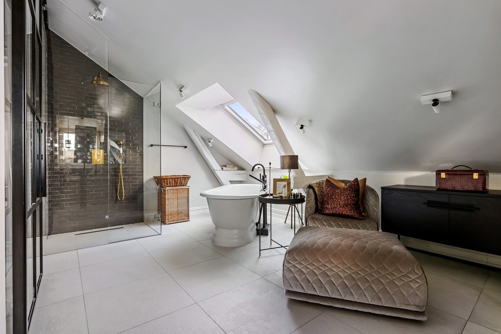 Badet har store lyse fliser fra Bella Fliser med vannbåren gulvvarme, samt elektrisk gulvvarme Galleribilde