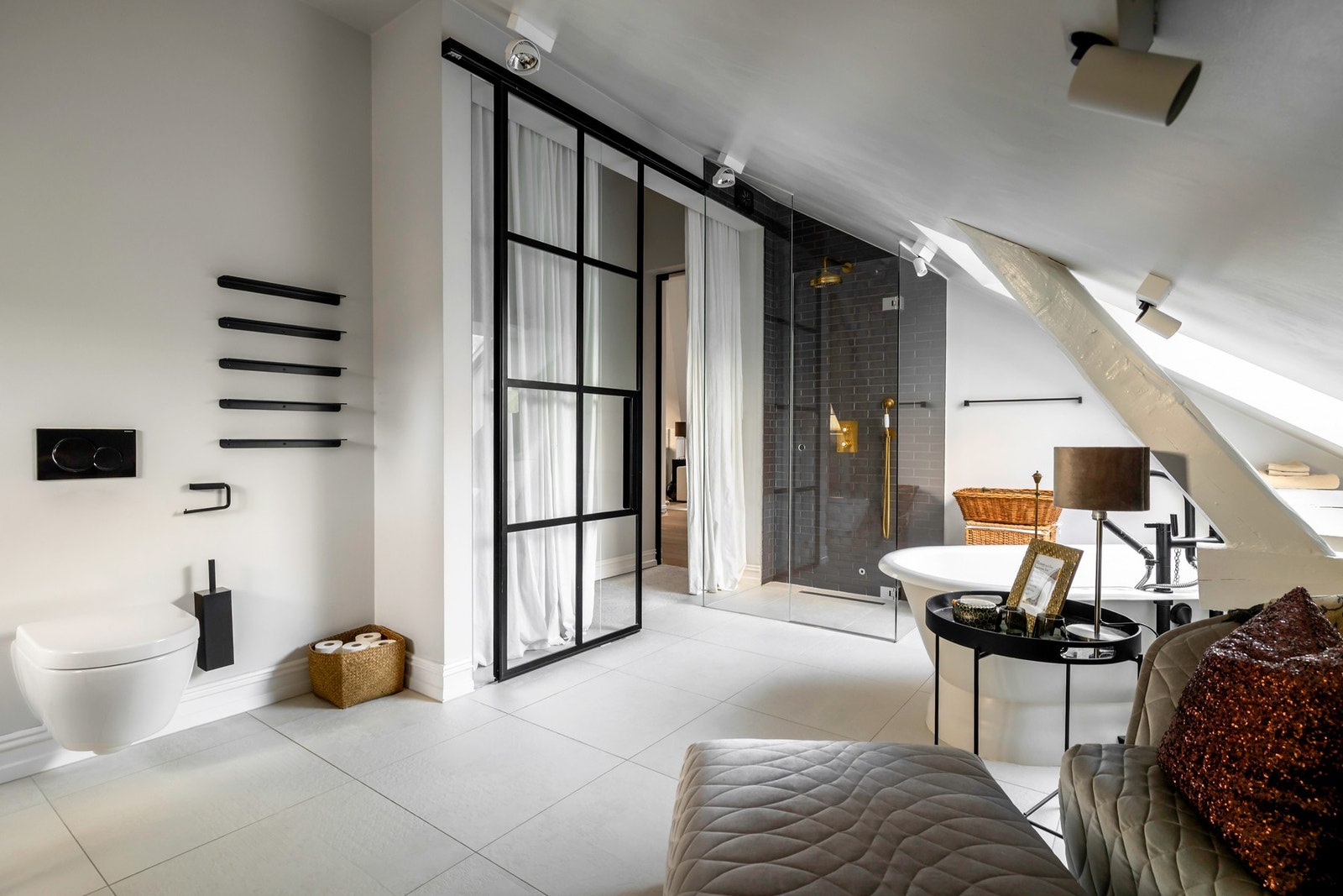 Badet er stort og har plass til diverse møblement og oppbevaringsløsninger Galleribilde