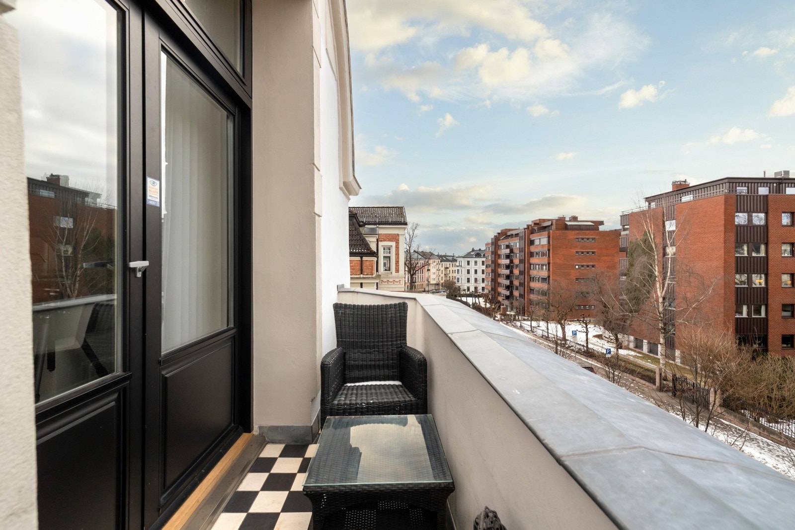 Fra stuen er det adkomst til leilighetens balkong på ca. 3 kvm Galleribilde