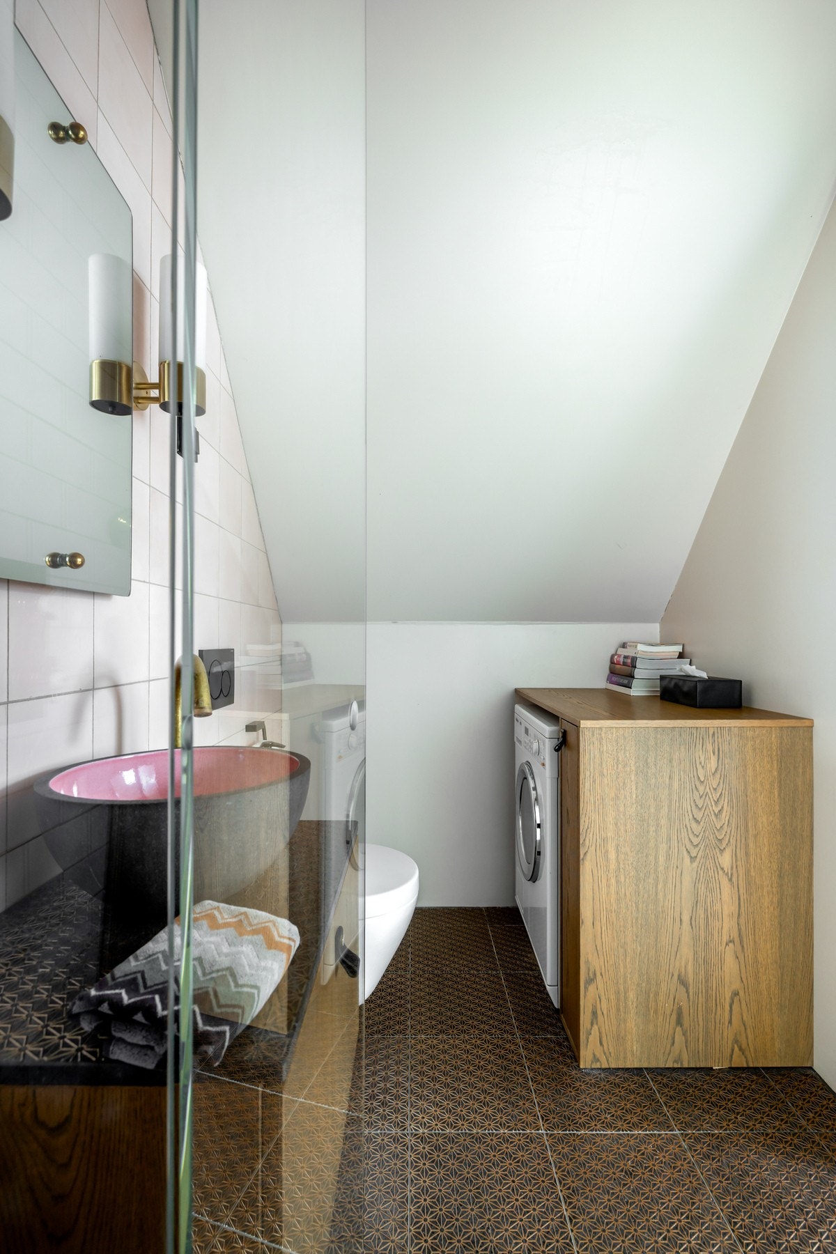 Videre er det opplegg for vaskemaskin i en plassbygget innredning som står i stil med servantinnredningen Galleribilde