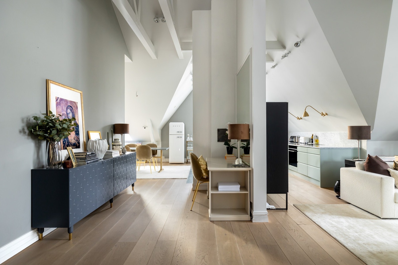 I leiligheten er det lagt bred enstavs parkett på gulvet med vannbåren varme via husets bergvarmeanlegg Galleribilde