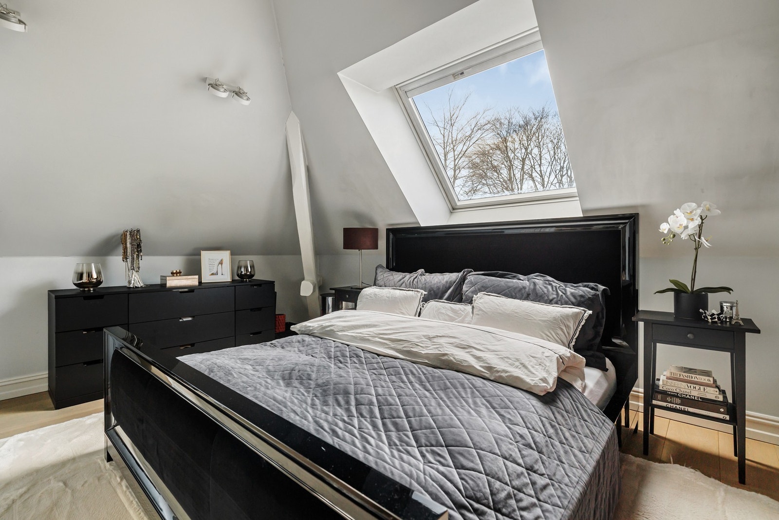 Hovedsoverommet har adkomst fra stuen - Her er det god plass til dobbeltseng og ulike garderobeløsninger Galleribilde