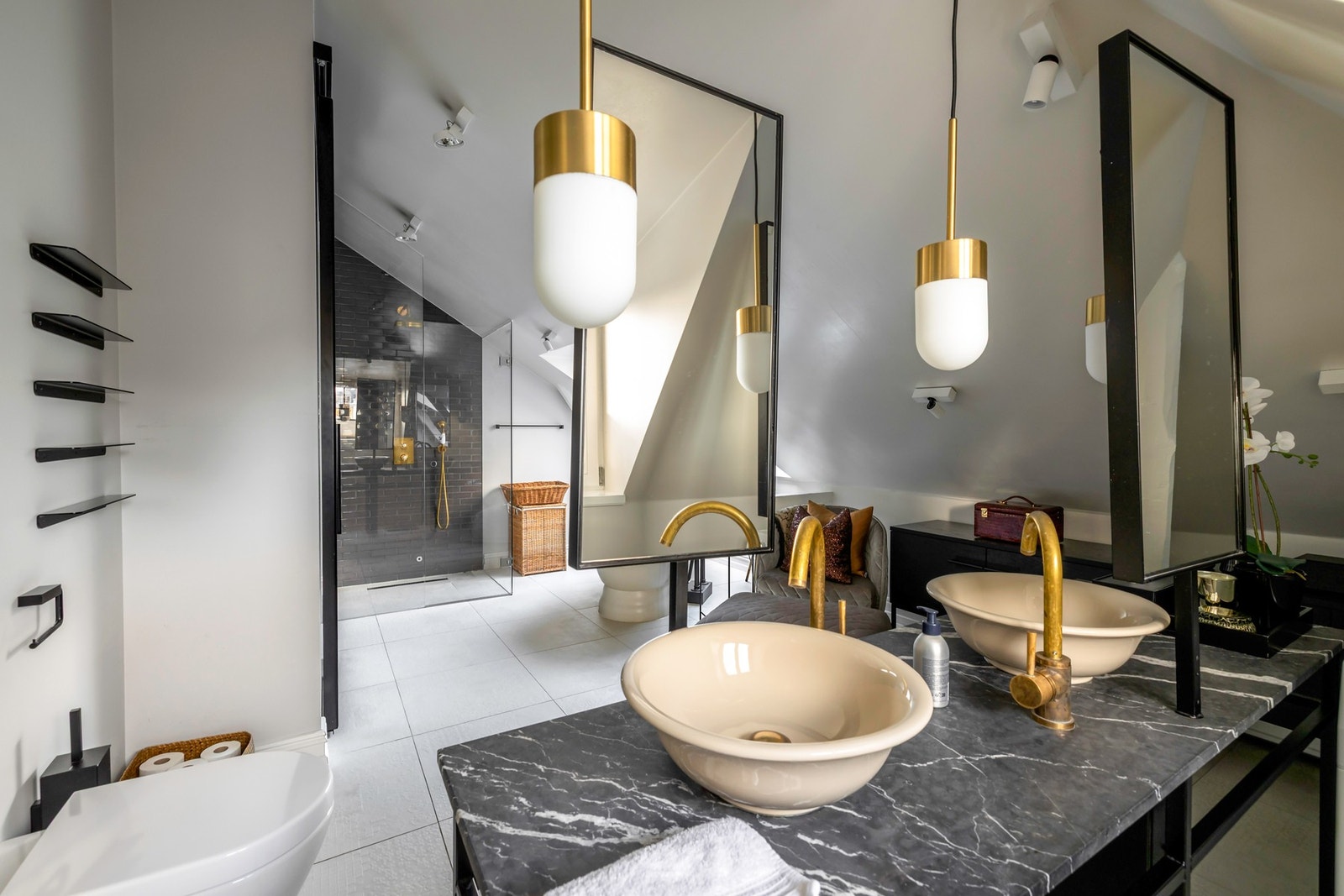 Servantinnredningen har dobbel vask og opplegg for vaskemaskin Galleribilde