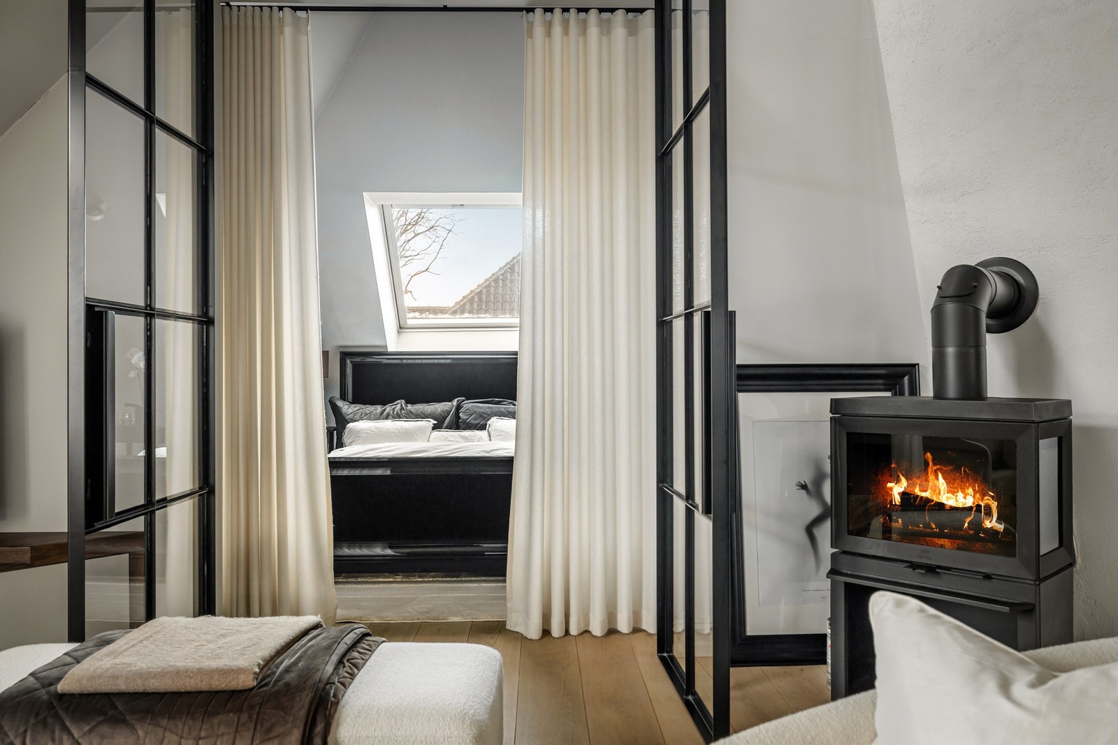 Leiligheten har peis som varmer godt og setter stemningen når kveldsmørket senker seg Galleribilde