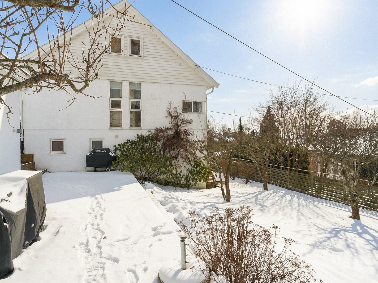 Idyllisk, skjermet og pent opparbeidet uteområde. Se sommerbilder på slutten av bildekarusellen. Galleribilde