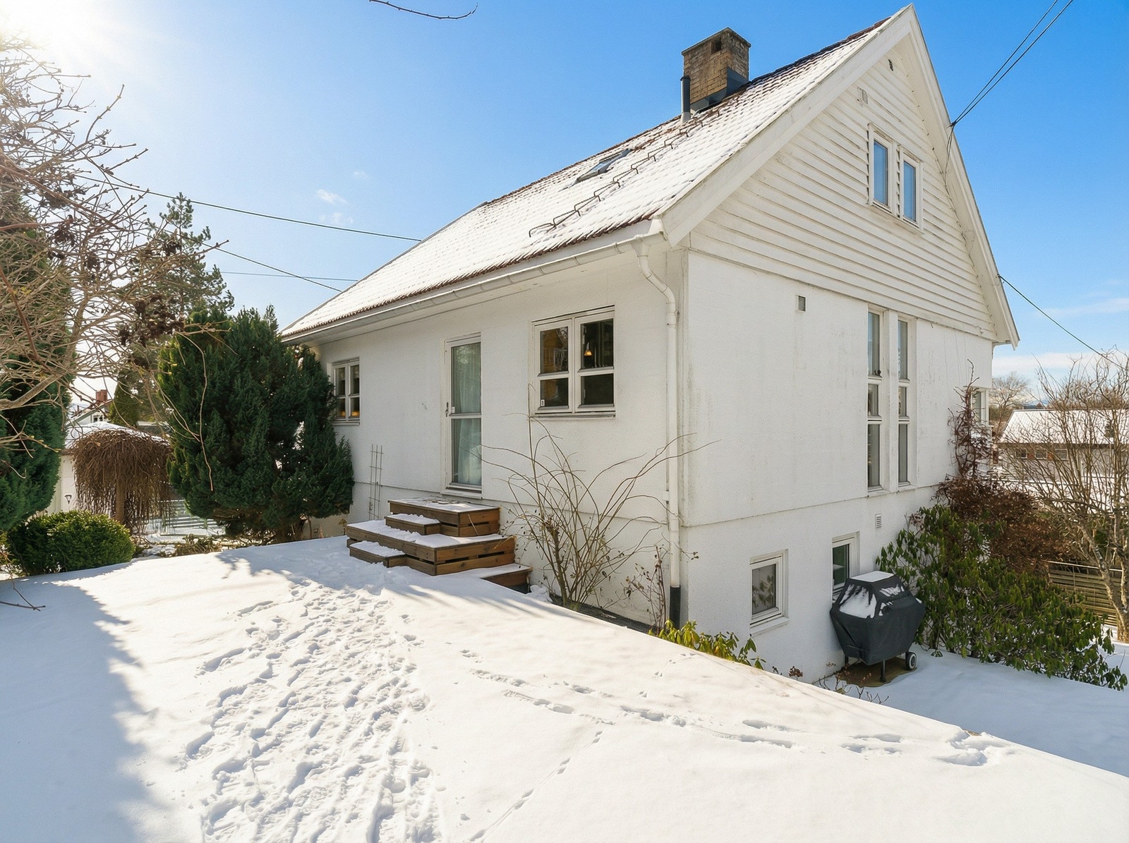 Det er etablert natursteinsmurer for avtrapping og avgrensning av eiendommen, ulike bed og terrengnivåer. Galleribilde