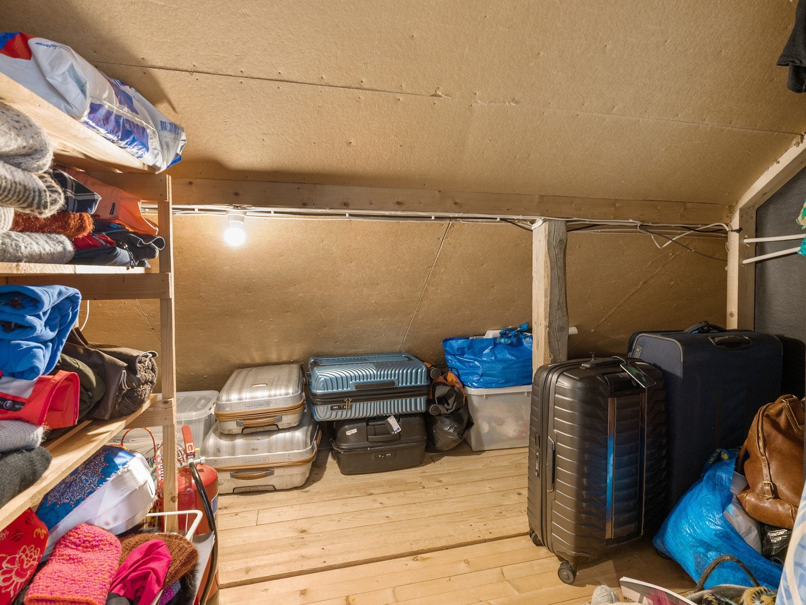 Kneloft med lagringsplass. Galleribilde