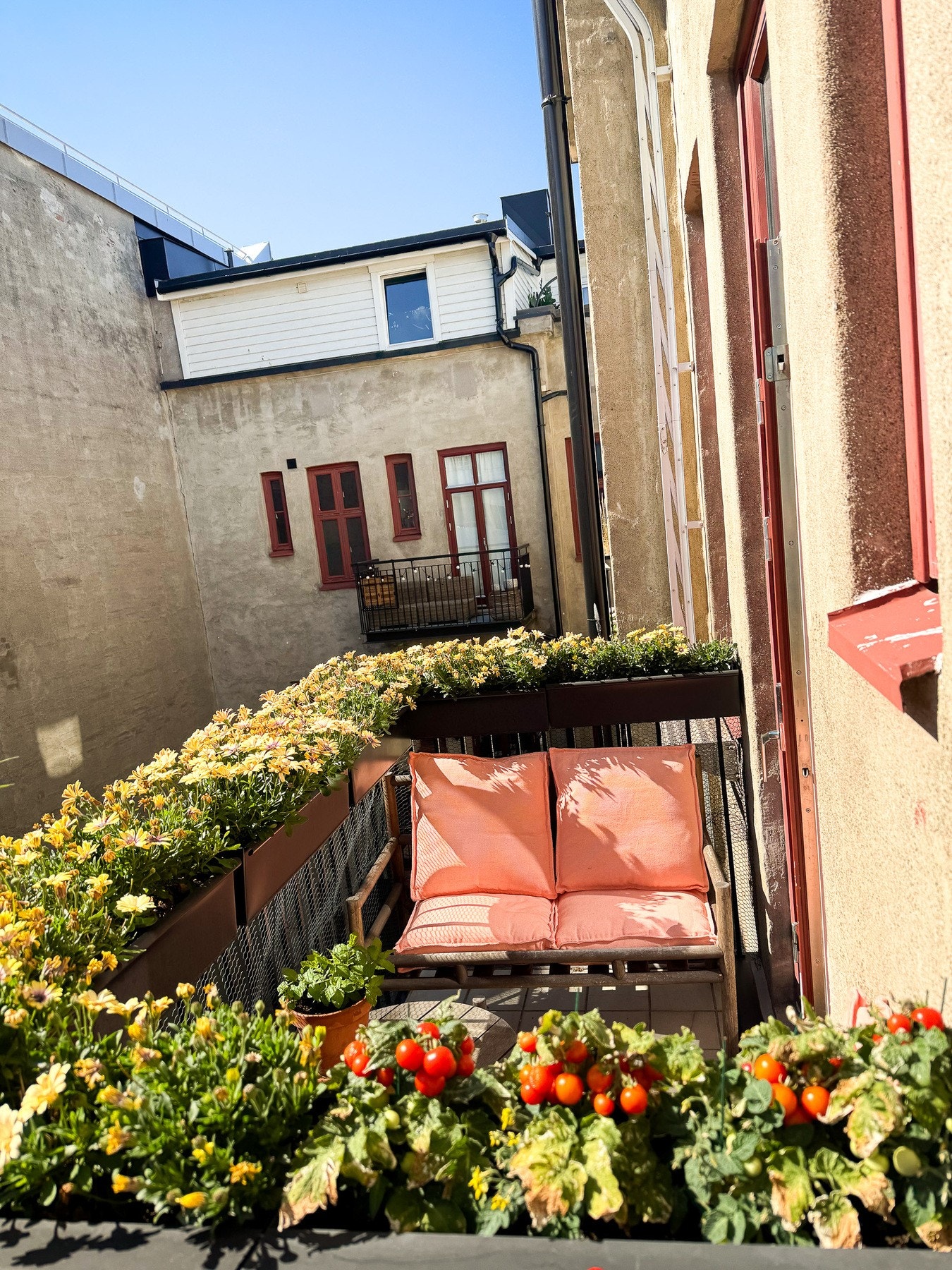 Høyt og fritt mot rolig bakgård. Galleribilde