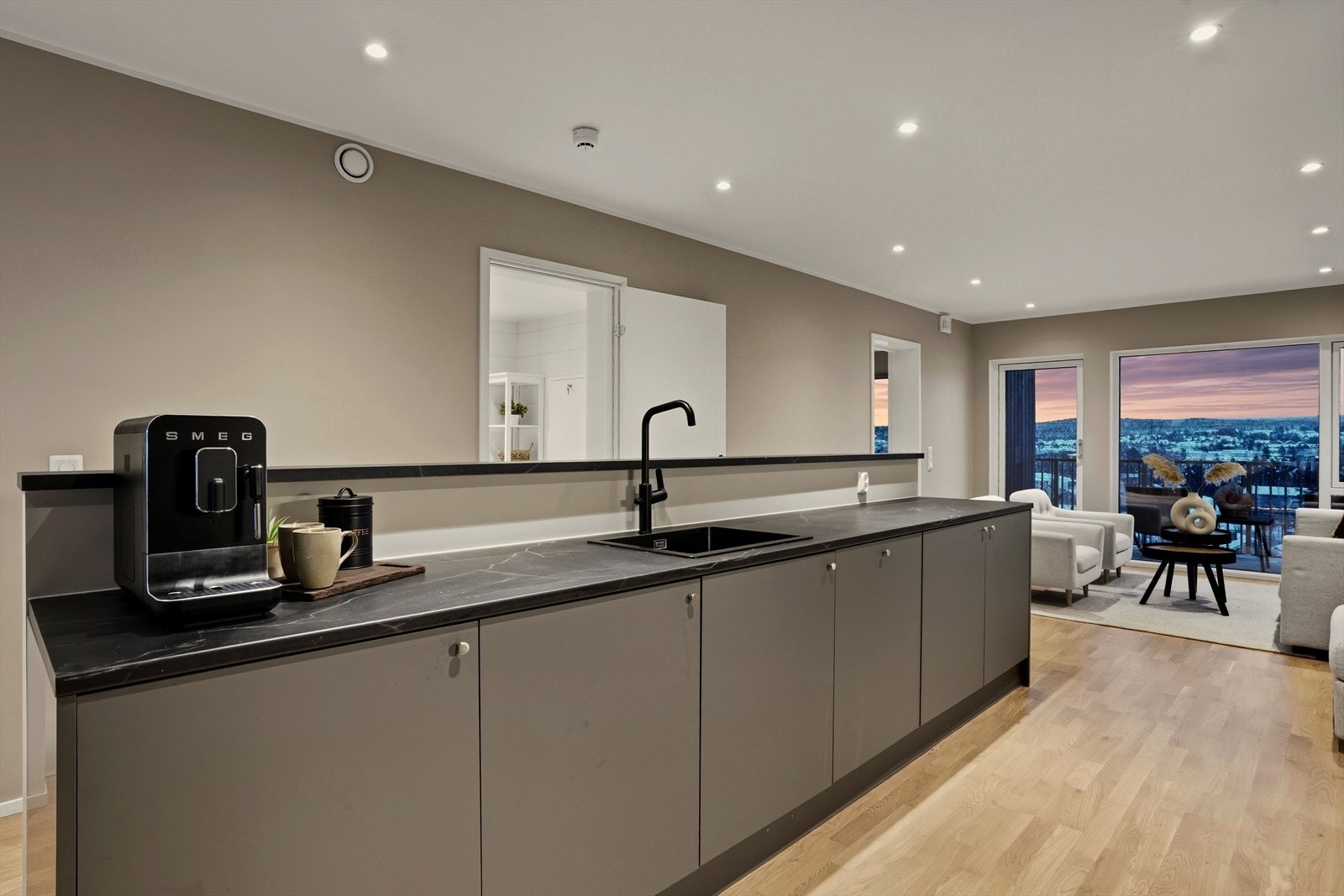 Innredningen har godt med skapplass og benkeplass, og det er integrerte hvitevarer som stekeovn, oppvaskmaskin og kombiskap. Galleribilde