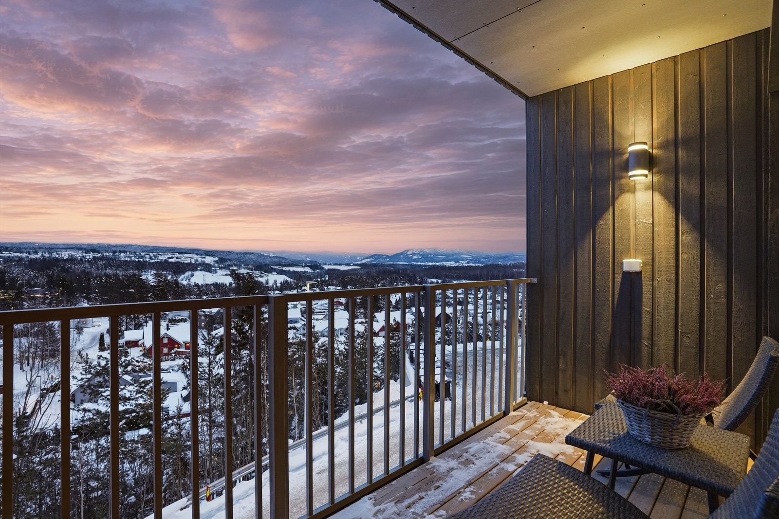 Balkongen utenfor stua er overbygget og det er fritt og langstrakt utsyn over nærområdene. Galleribilde