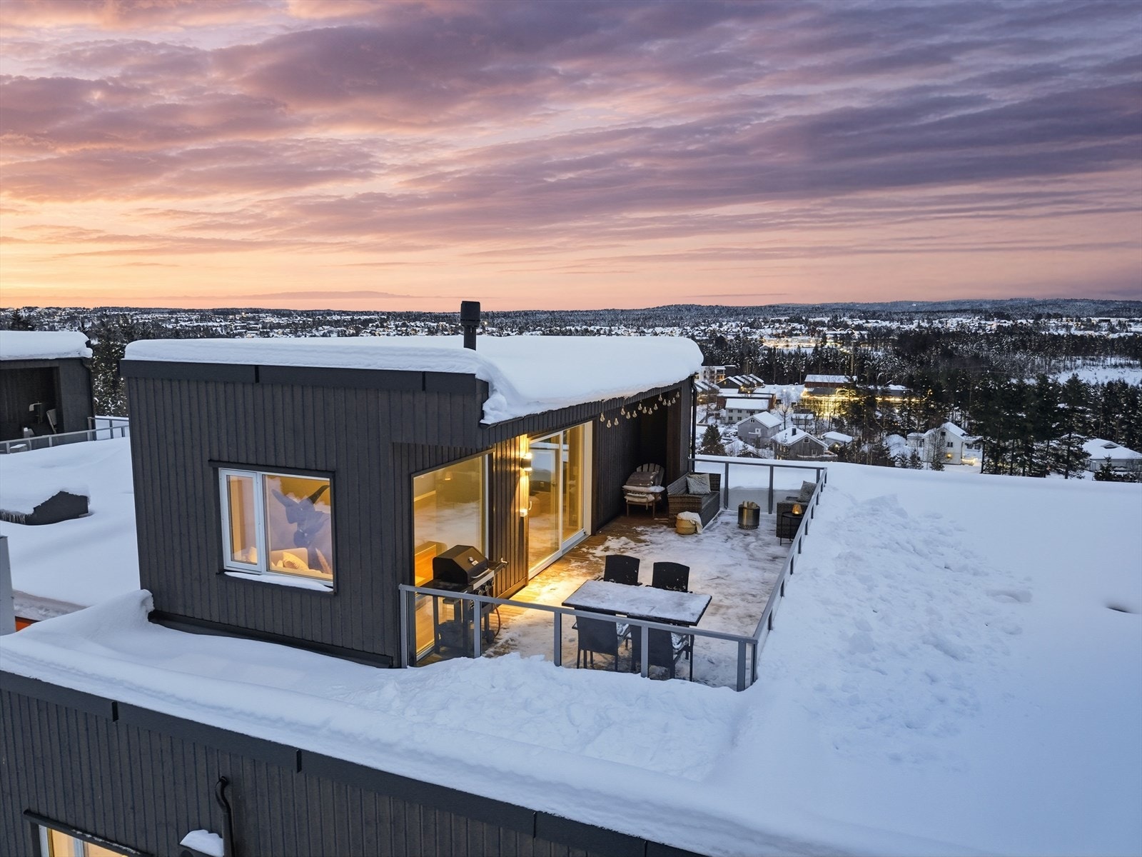 Dette er en fantastisk uteplass hvor man sitter skjermet, men med fri utsikt! Galleribilde