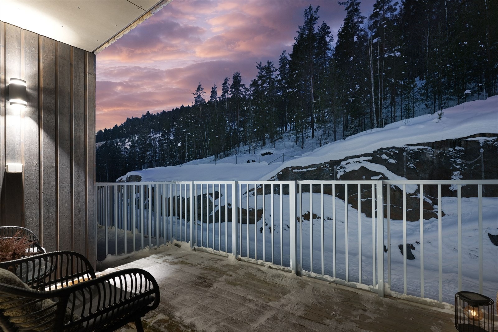 Fra spisestuedelen er det også utgang til en skjermet, delvis overbygget balkong. Galleribilde