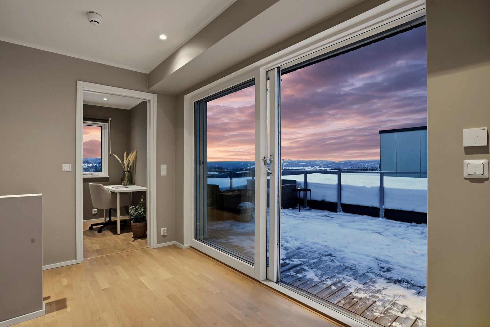 I toppetasjen kommer man opp i etasjens loftstue med stor skyvedør ut til takterrassen. Galleribilde