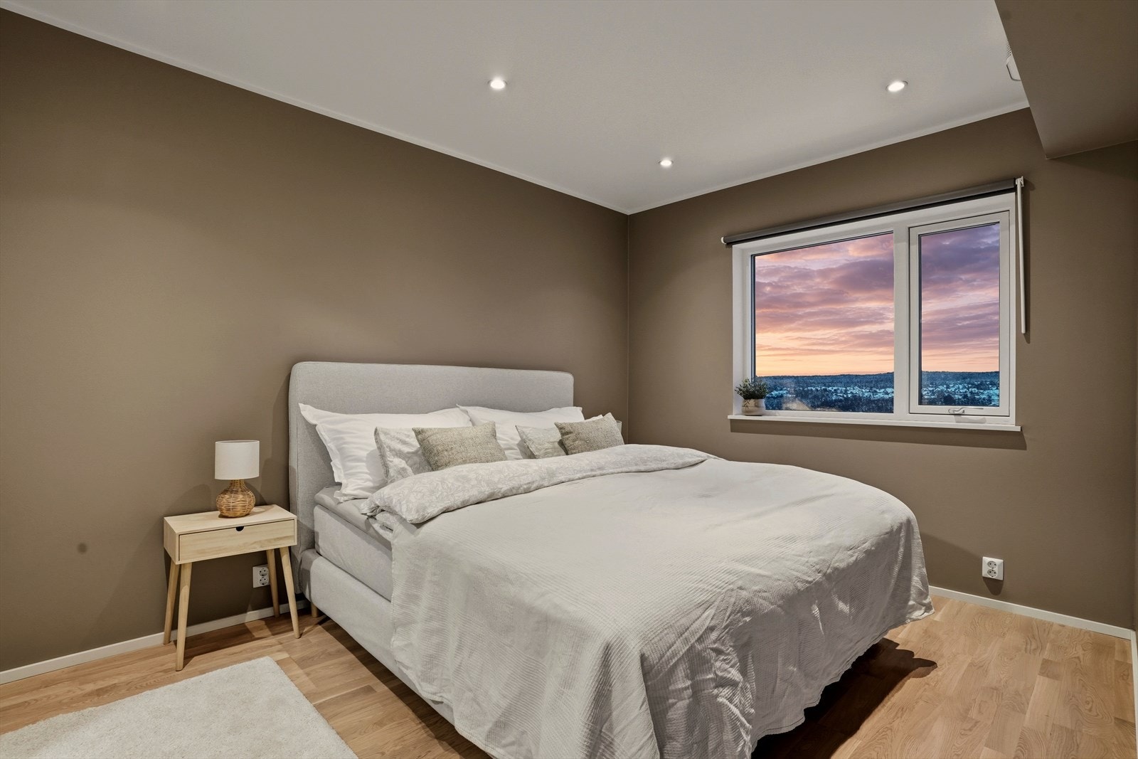 Hovedsoverommet har egen walk-in-garderobe og en samlet størrelse på 15,8 m2. Galleribilde