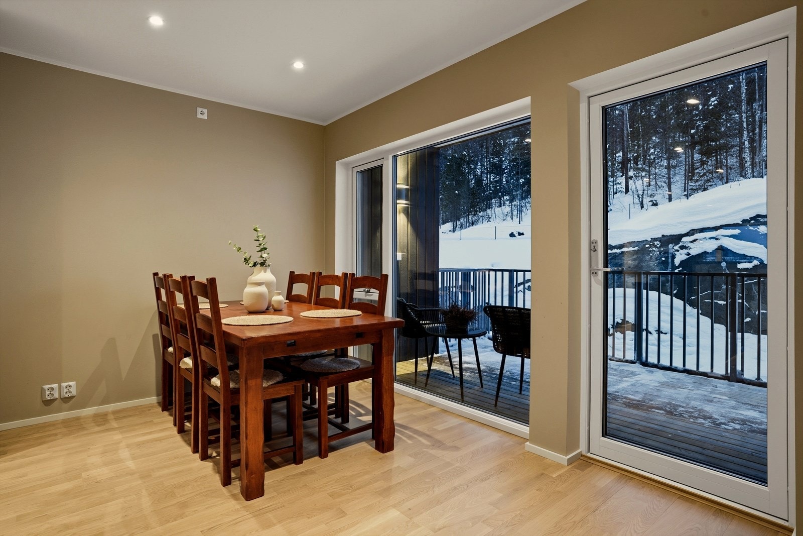 Man kan enkelt møblere med en romslig spisestue, hvor familie og venner kan samles til hyggelige måltider. Galleribilde