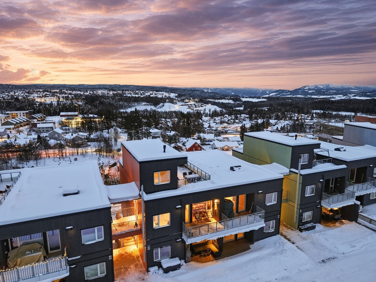 Leiligheten ligger i et nyere leilighetsbygg fra 2023 og har en gjennomgående god standard, med blant annet vannbåren varme i gulvet i stue/spisestue/kjøkken. Galleribilde