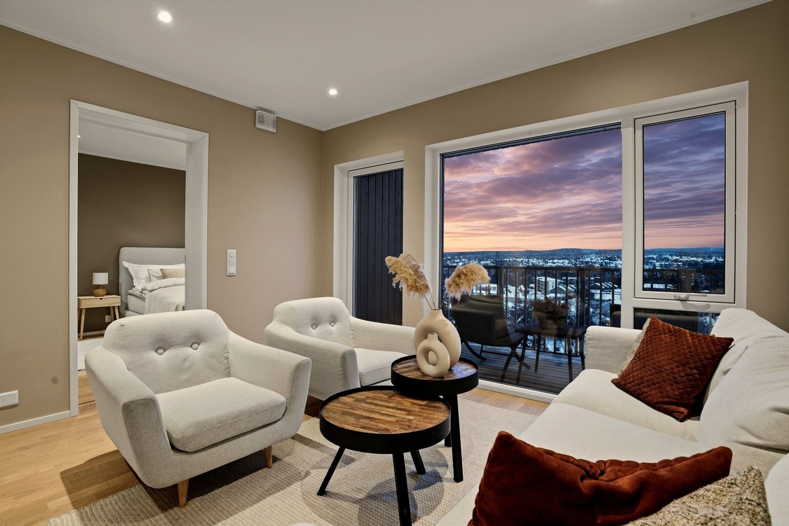 Fra stua har man en helt fantastisk utsikt som både kan nytes fra sofakroken og selvfølgelig fra balkongen. Galleribilde