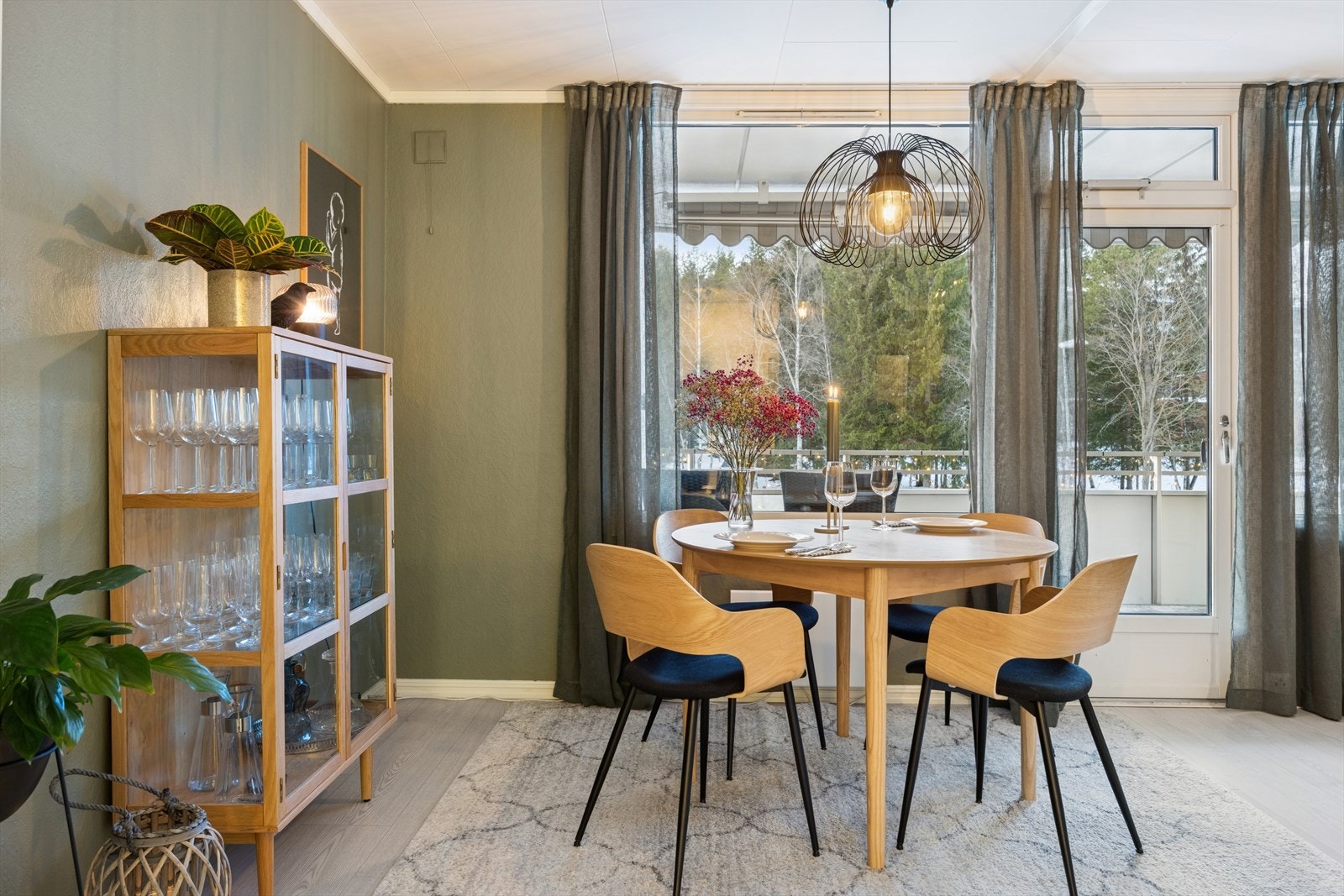 Koselig spisegruppe i forlengelsen mot kjøkkenet. Galleribilde