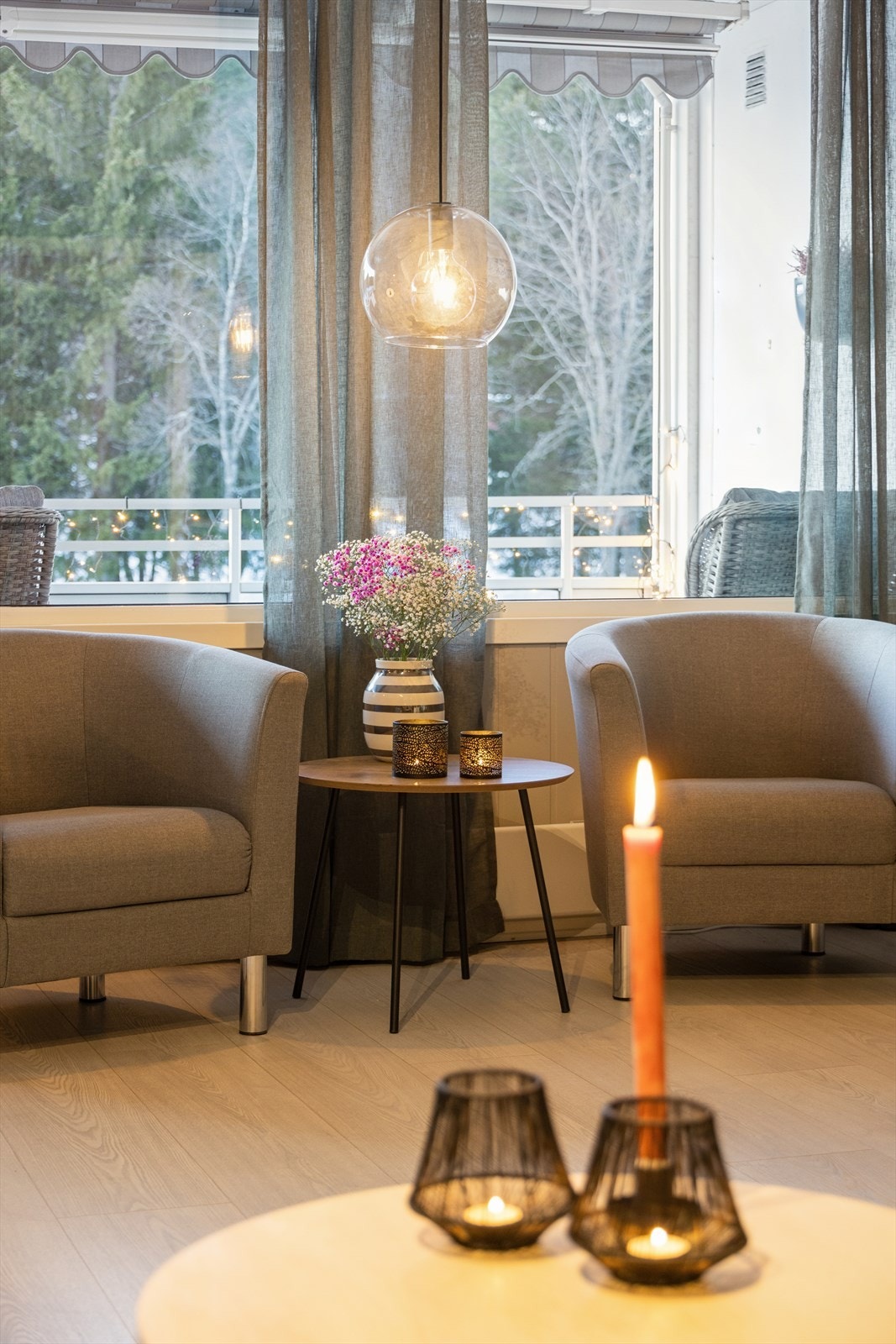 Varme toner og levende lys gir en god stemning i stuen. Galleribilde