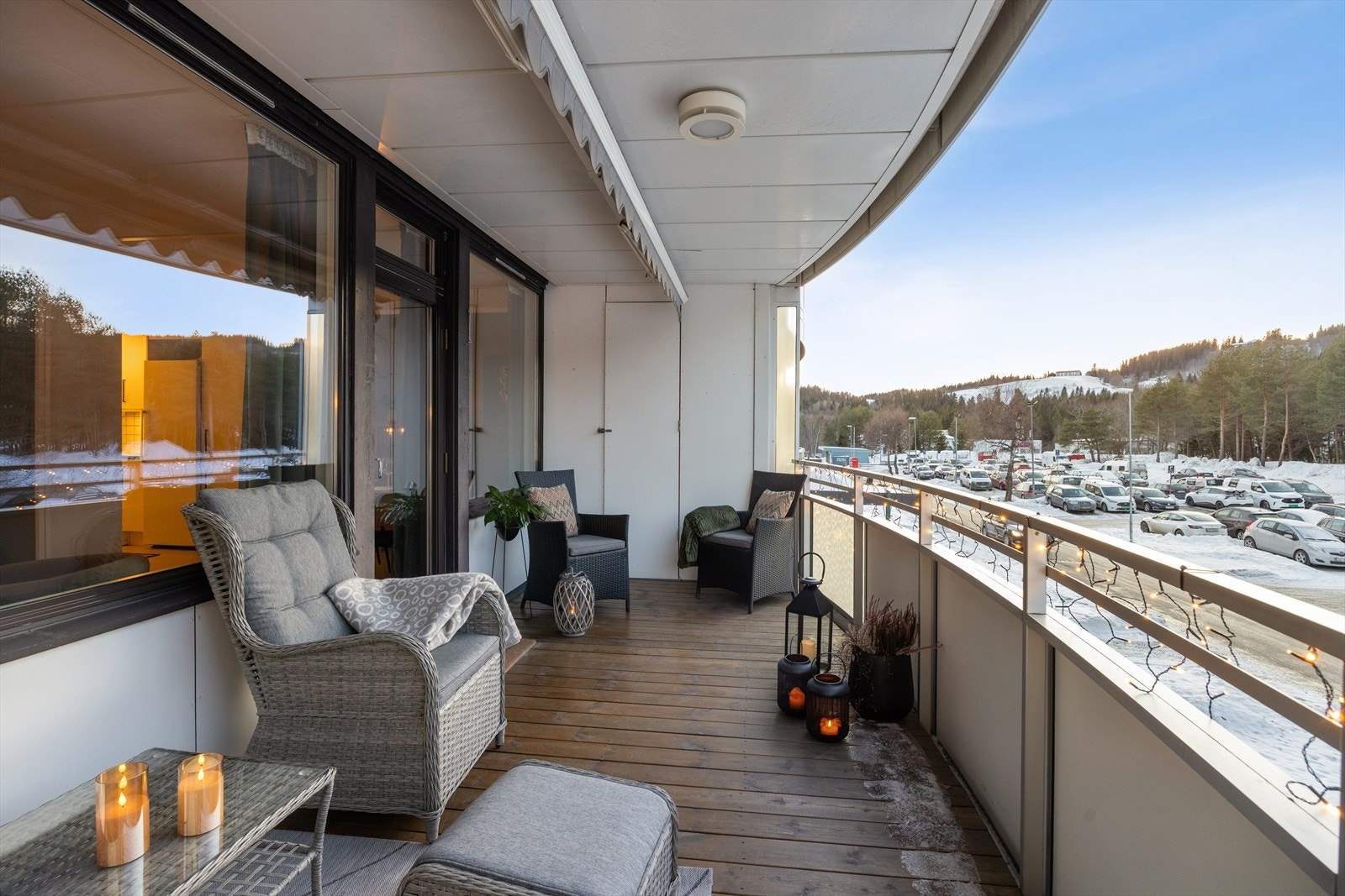 Balkong ca. 13 m² med utebod på 1,5 m². Perfekt for å skape en privat uteplass. Galleribilde