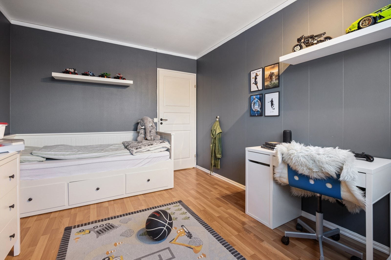 Lyst og trivelig soverom med god plass for lek og moro. Galleribilde