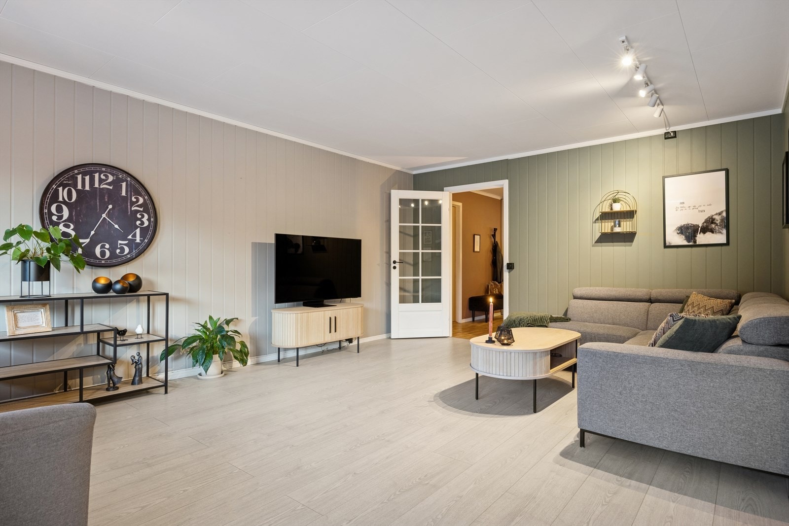 Meget lys og pen leilighet! Her kan du bo for kr. 4 859,- pr. mnd. i felleskostnader. Galleribilde