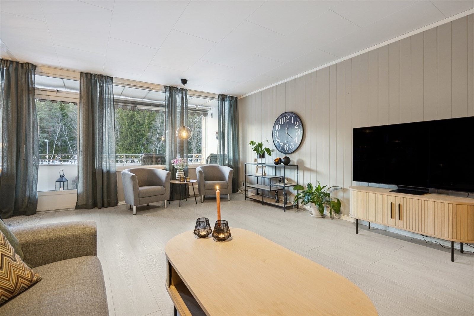 Lys og romslige stue på 24,1 m² byr på store vindusflater som slipper inn rikelig med naturlig lys. Galleribilde