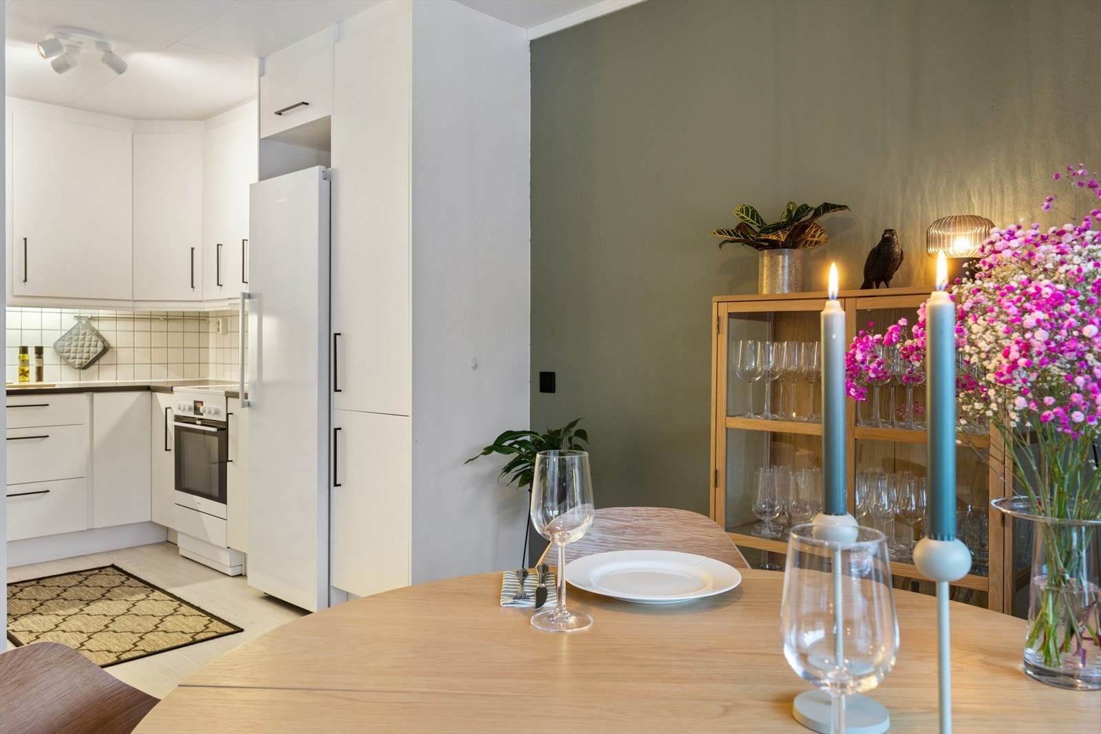 Lyst og åpent, et rom som binder kjøkken og spiseplass sammen på en naturlig måte. Galleribilde