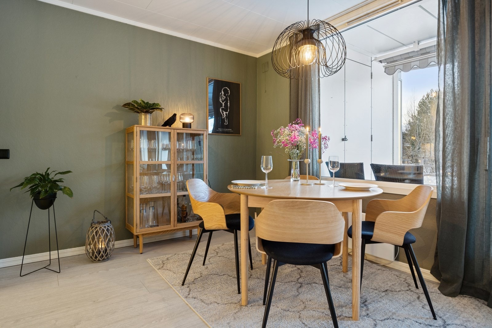 Koselig spiseplass i stuen, perfekt for måltider og hyggestunder. Galleribilde