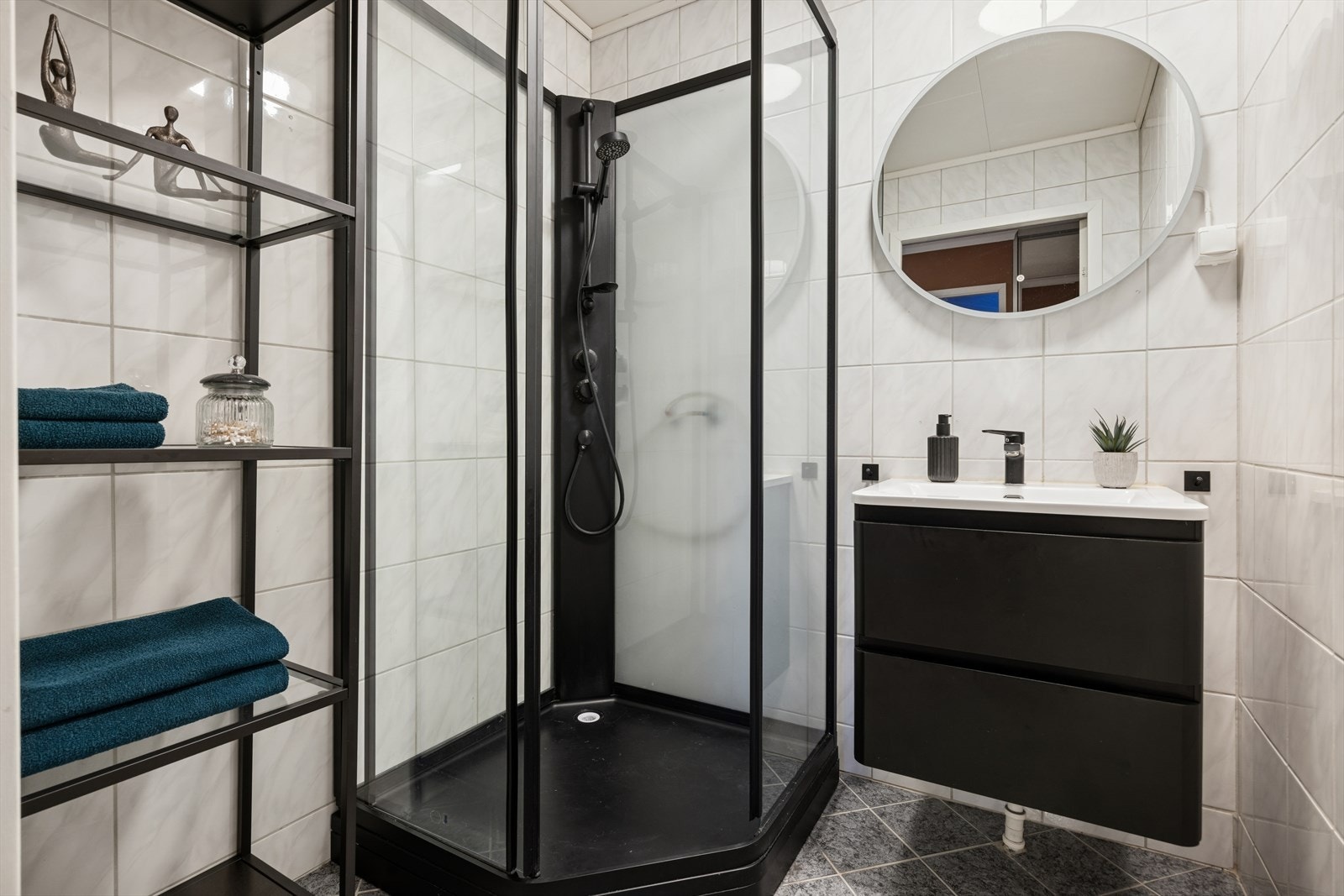 Badet er utstyrt med dusjkabinett samt en pen baderomsinnredning med servant som gir deg både funksjonalitet og god oppbevaring i hverdagen. Galleribilde