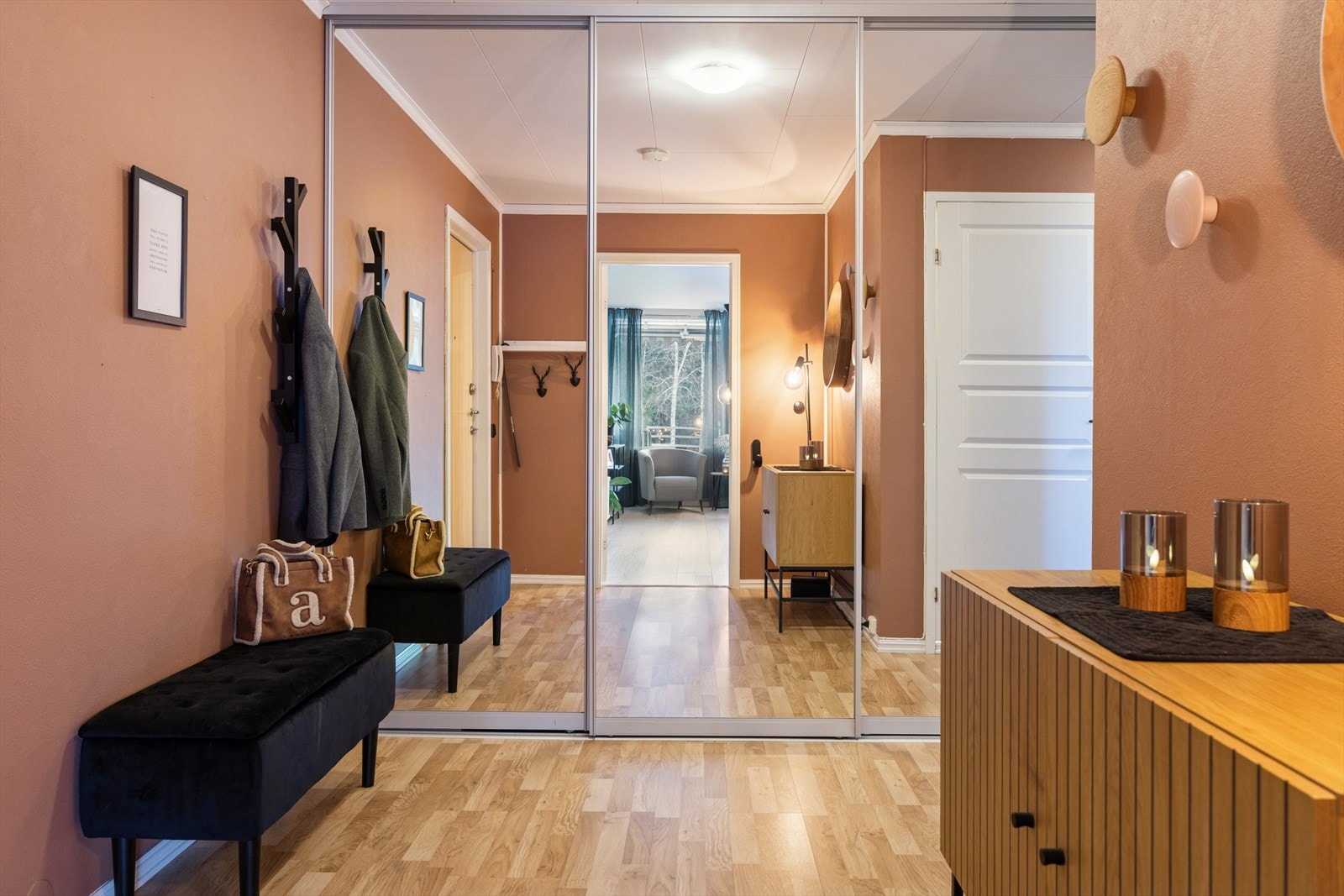 Lys og trivelig entre på 11,6 m² med stor speil- og skyvedørsgarderobe som gir rikelig med oppbevaringsplass til yttertøy, sko og alt du ønsker å sette unna. Galleribilde