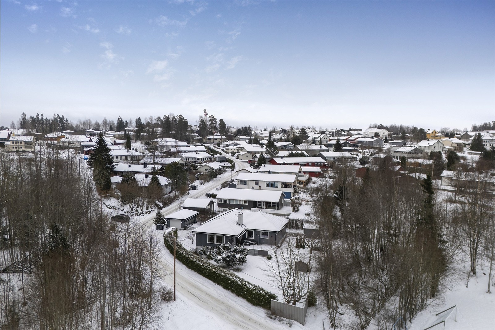 Boligen ligger på en skjermet hjørnetomt som grenser til friarealer Galleribilde
