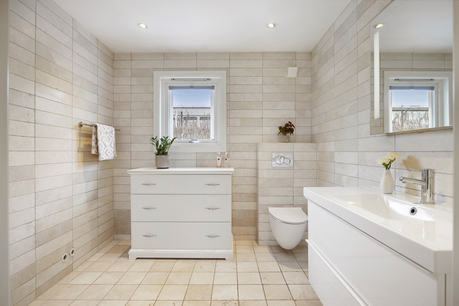 Badet er flislagt og har gulvvarme Galleribilde