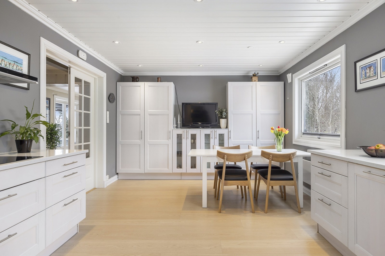 Kjøkkenet har en god størrelse og har meget godt med skap, skuffer, samt arbeidsflater Galleribilde