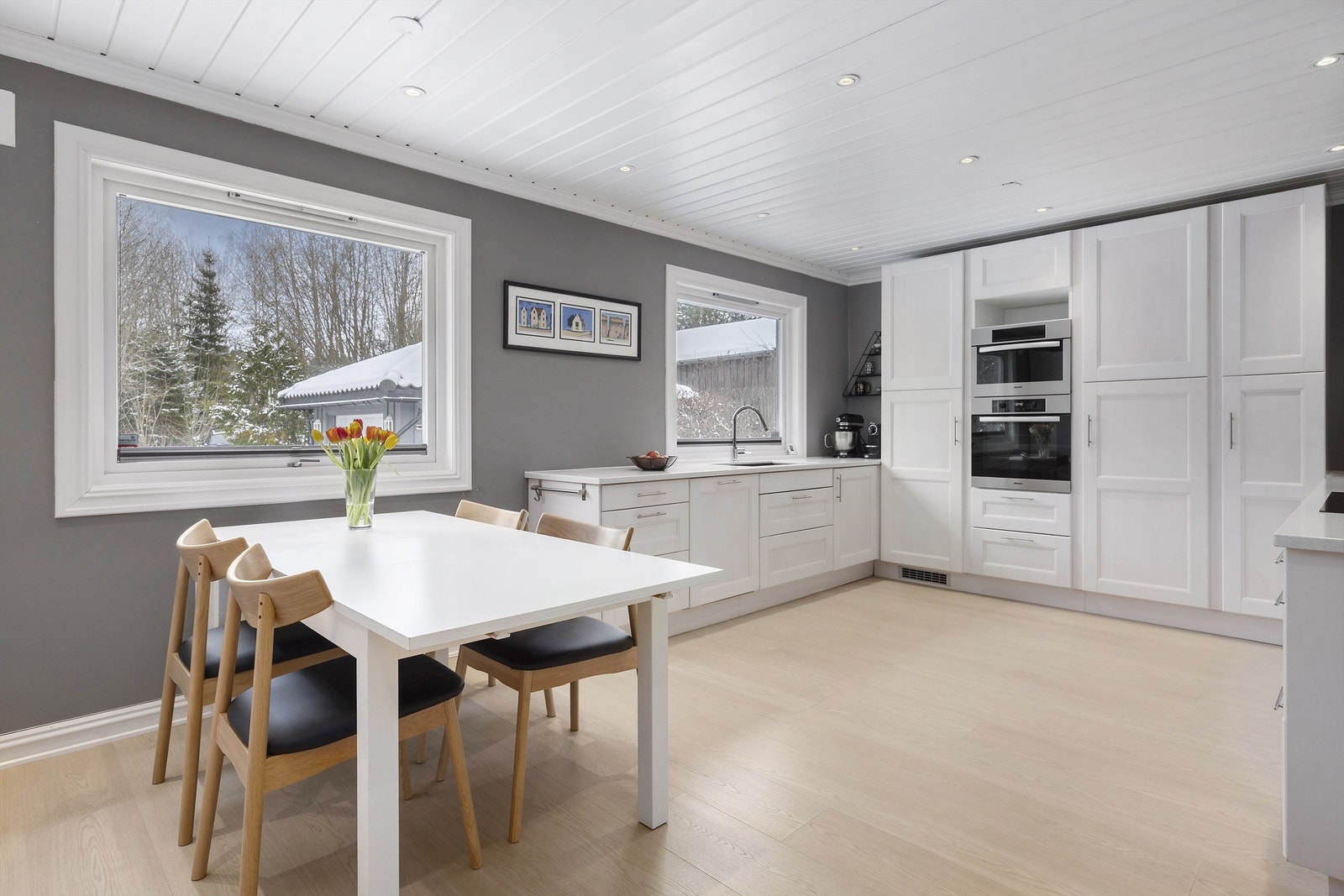 Kjøkkenet er moderne og smakfullt, med innredning fra Ikea i lyse, malte fronter Galleribilde