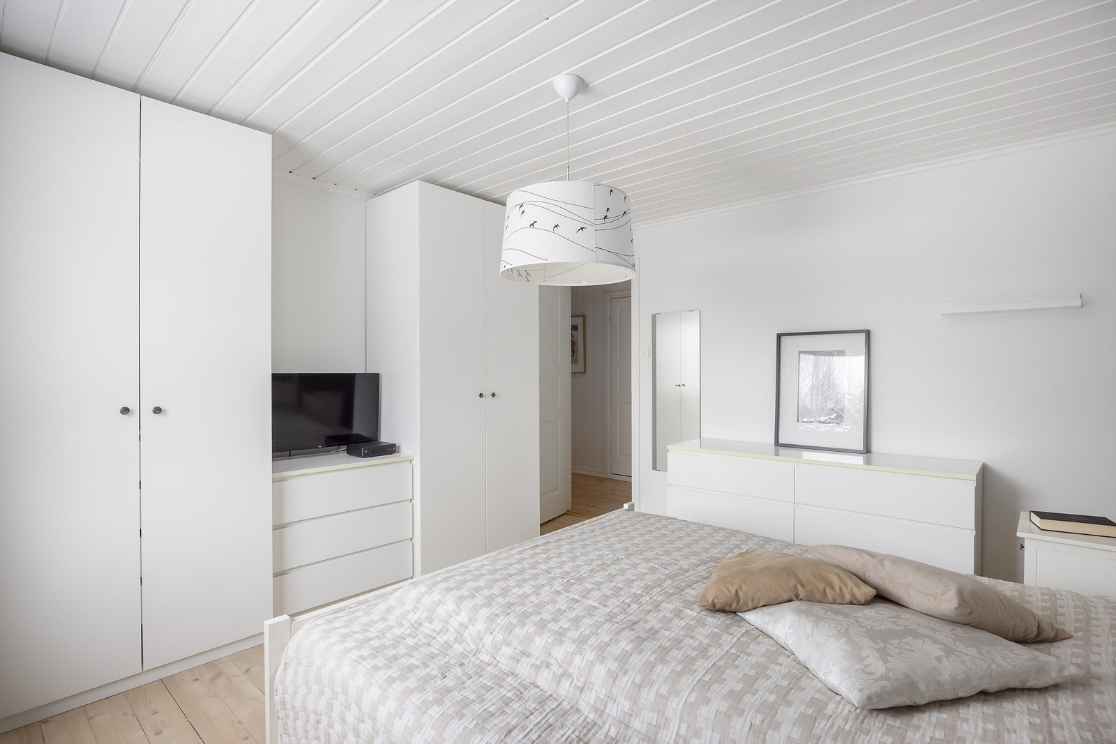 Rommene har heltre furugulv og tidsriktige farger på veggene Galleribilde